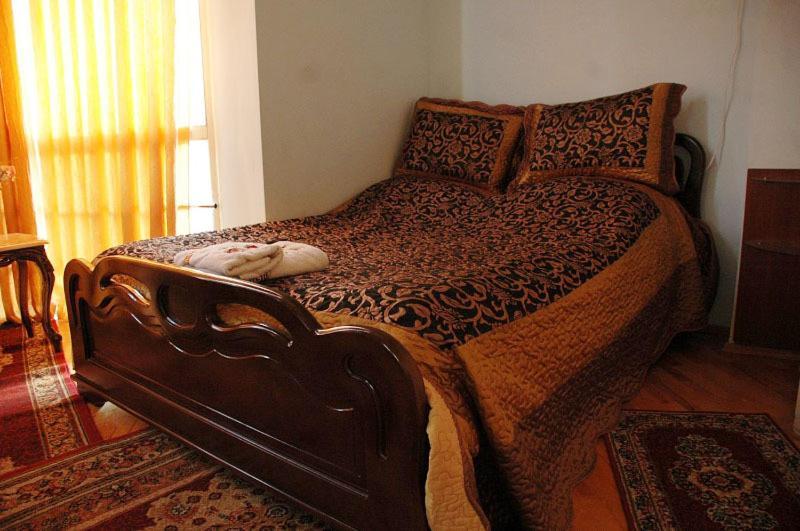 Edemi Hotel Koetaisi Buitenkant foto
