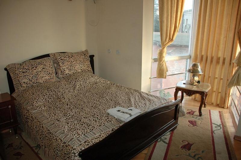 Edemi Hotel Koetaisi Buitenkant foto