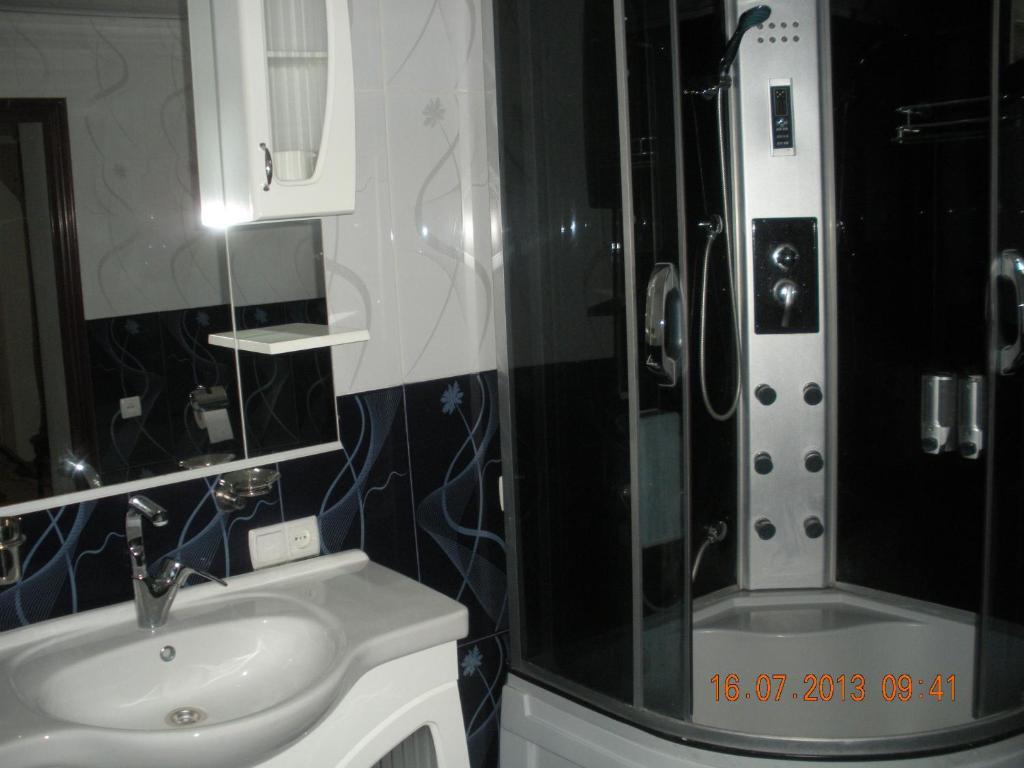 Edemi Hotel Koetaisi Buitenkant foto