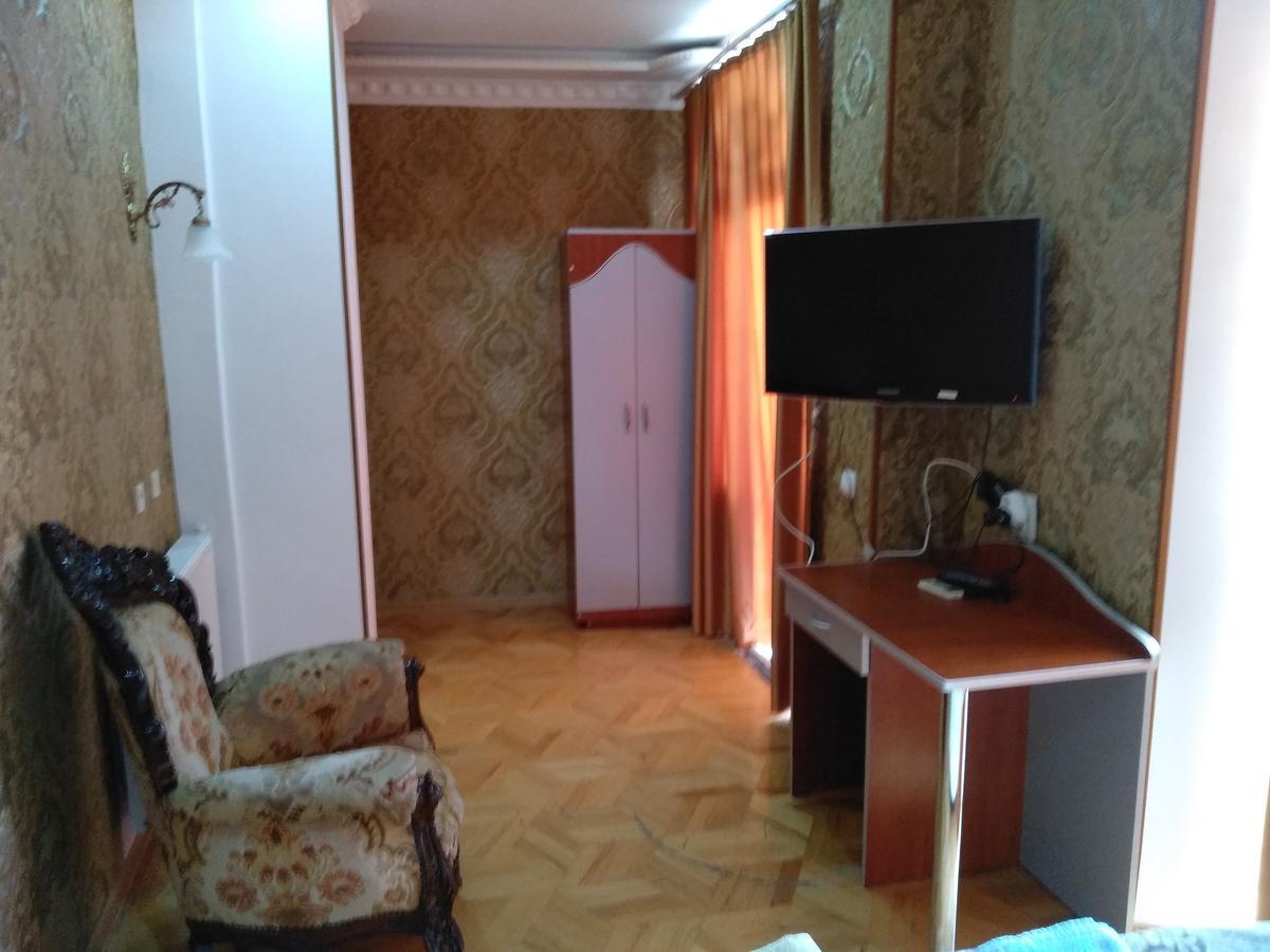 Edemi Hotel Koetaisi Buitenkant foto