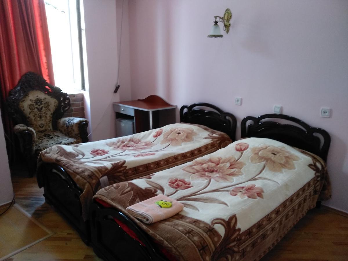 Edemi Hotel Koetaisi Buitenkant foto